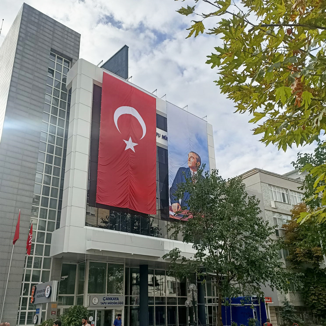 Çankaya Tapu Müdürlüğü Otomatik Motorlu Bayrak ve Atatürk